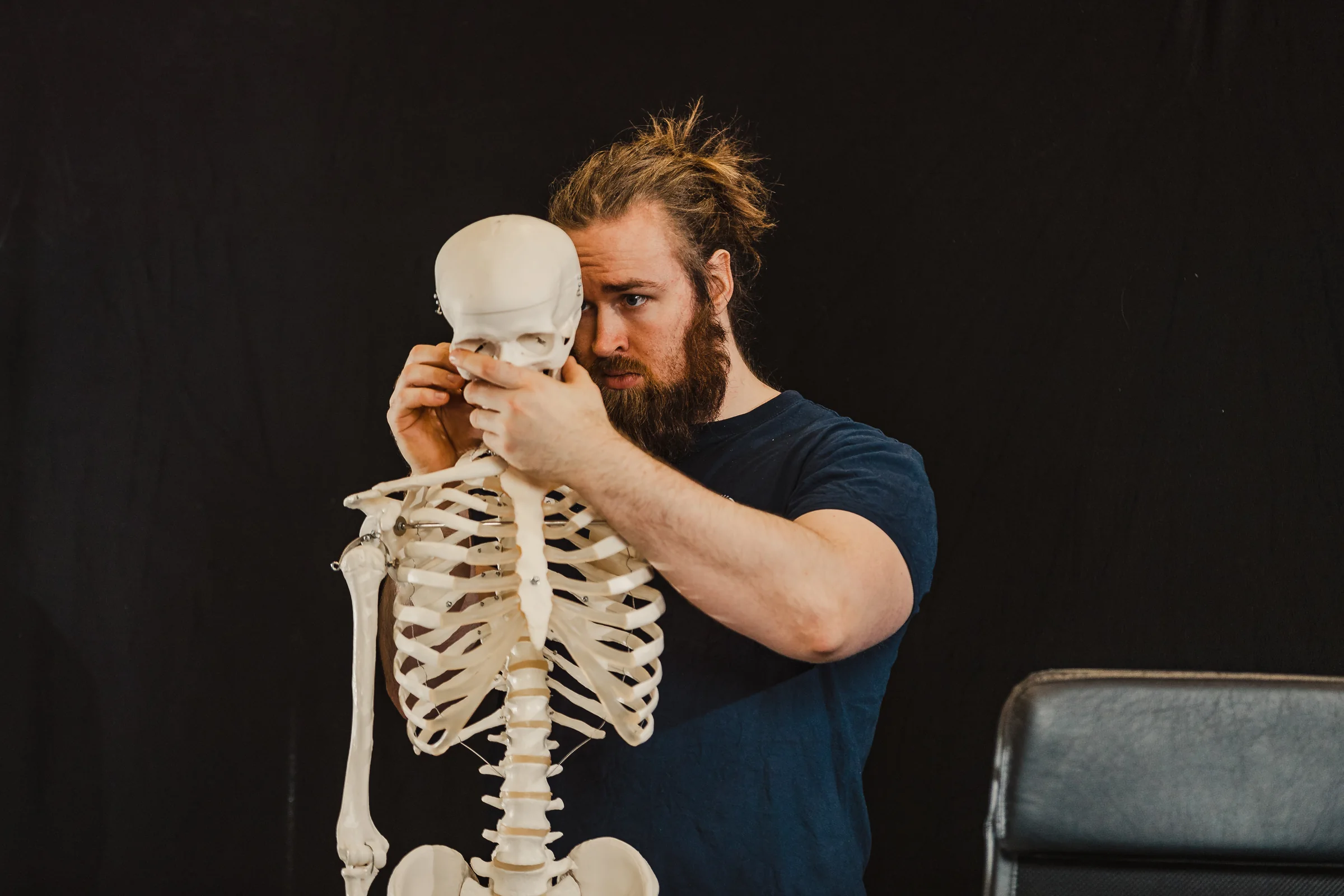 Svein studerer en anatomisk modell